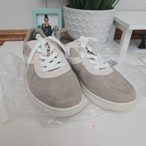 NWT Old Navy Women’s Sneakers Size 10 Neutral Beige Casual Shoes - Picture 8 of 9